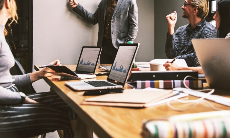 Découvrez comment la formation continue peut booster votre évolution de carrière et augmenter votre salaire.