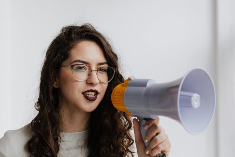 Découvrez comment on s'améliore à l'oral avec une formation à distance. Formez-vous avec FEEIM, organisme de formation certifié Qualipoi.